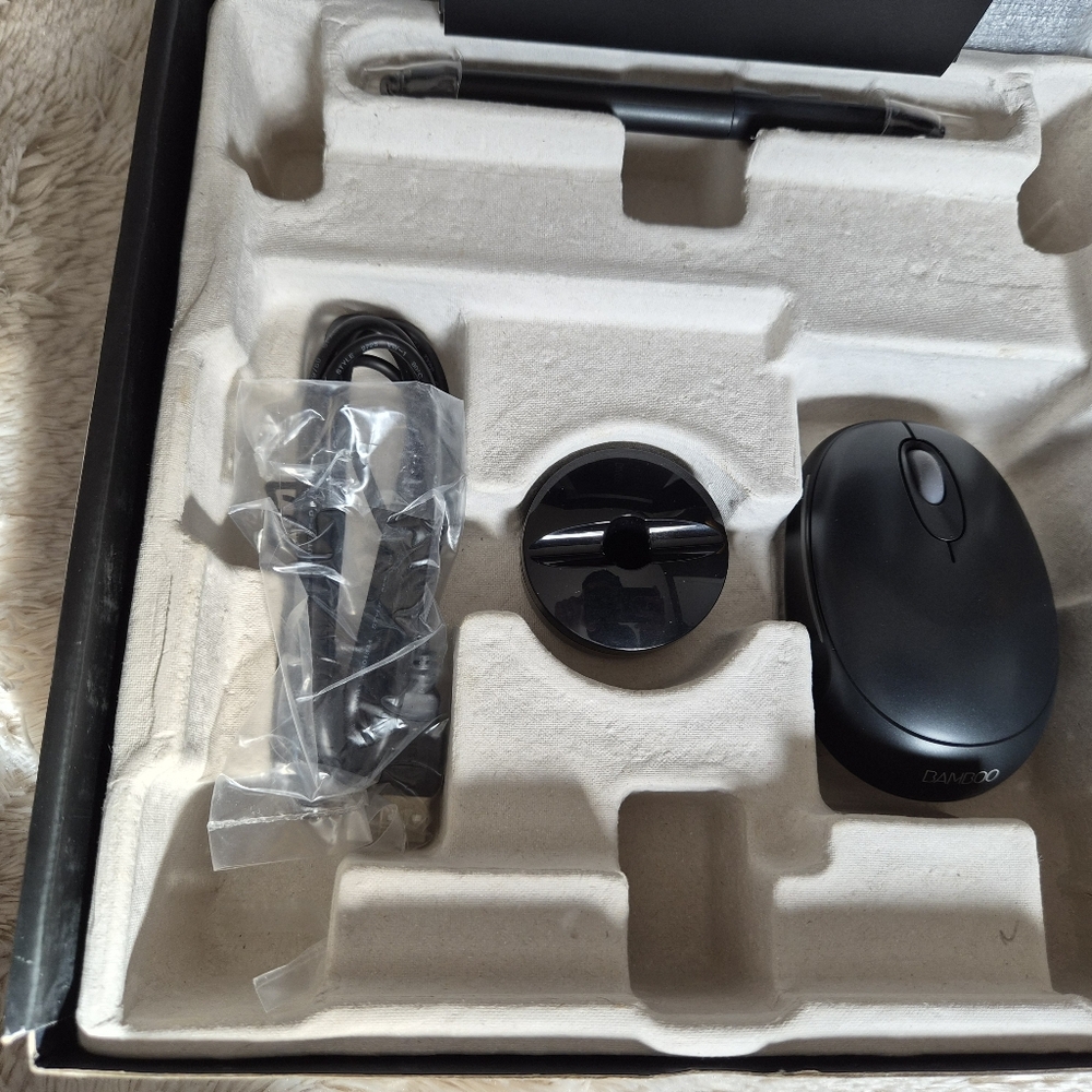 BAMBOO Fun Tablet with Black Pen - Picture 10 of 12